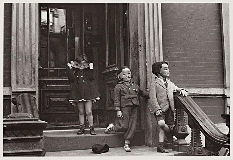 Helen Levitt (U.S.A., 1913–2009), New York, c. 1940. Gelatin silver print. © Helen Levitt Film Documents LLC. All rights reserved. The Capital Group Foundation Photography Collection at Stanford University, 2019.45.12
