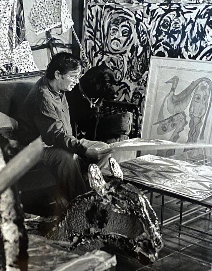 William Arnett in his living room (1992) (photo by Bard Wrisley)